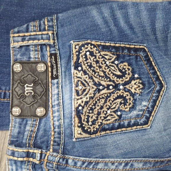 EUC Miss Me Beautiful Embroidery Emblishment Jeans - Picture 8 of 9